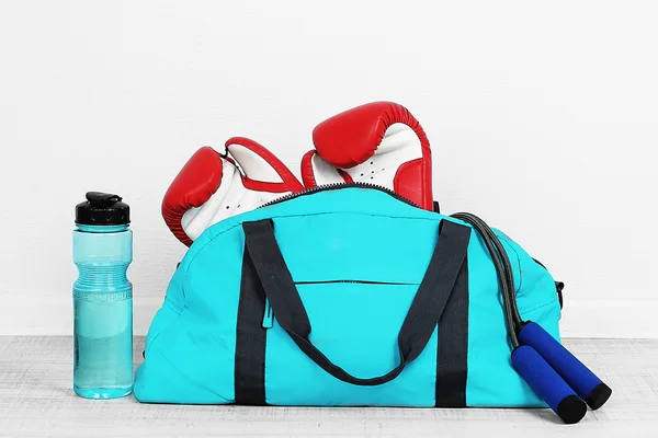 Bolsa de deporte con equipamiento deportivo en la habitación —  Fotos de Stock