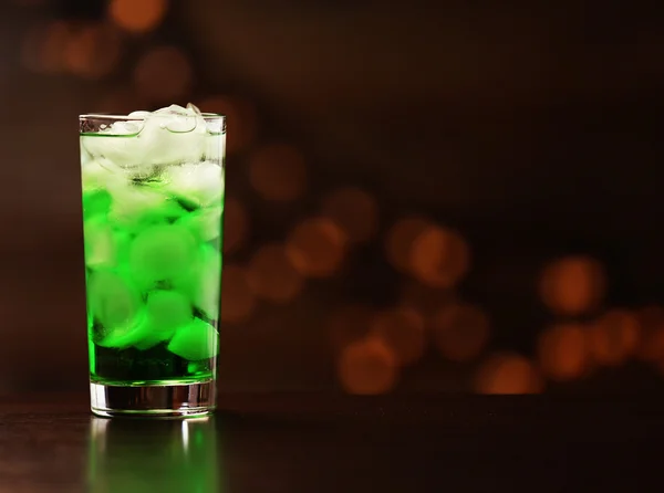 Зеленый коктейль на столе на коричневом фоне — стоковое фото
