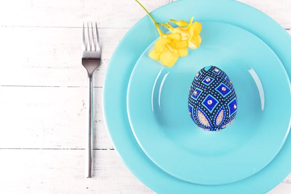 Mesa de Pascua con huevo de Pascua de cerca — Foto de Stock