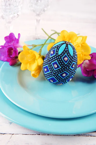 Mesa de Pascua con huevo de Pascua de cerca —  Fotos de Stock