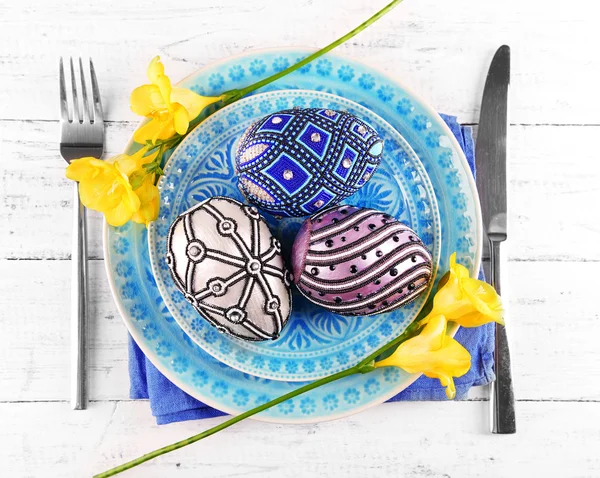 Apparecchiatura della tavola pasquale con uova di Pasqua da vicino — Foto Stock