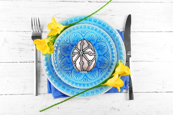 Apparecchiatura della tavola pasquale con uovo di Pasqua da vicino — Foto Stock