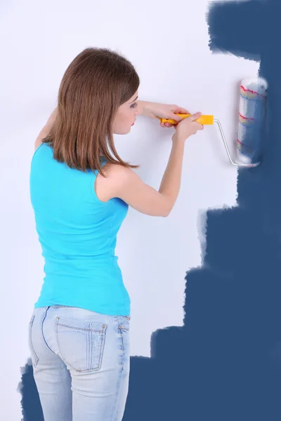 Menina bonita pinta parede no quarto — Fotografia de Stock