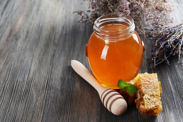 Deliciosa miel con panal en primer plano de la mesa — Foto de Stock