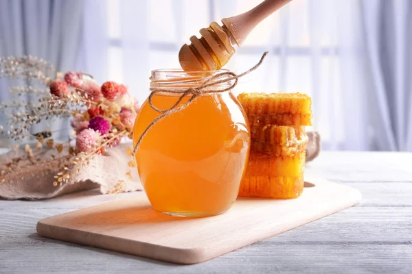 Köstlichen Honig auf dem Tisch auf hellem Hintergrund — Stockfoto