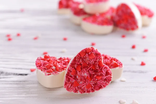 Deliciosos caramelos de chocolate en forma de corazón en primer plano de la mesa — Foto de Stock