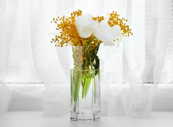 Bellissimo bouquet primaverile in vaso sul davanzale della finestra — Foto Stock