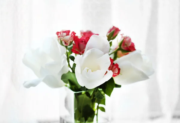 Schöner Frühlingsstrauß in der Vase auf Stoffhintergrund — Stockfoto