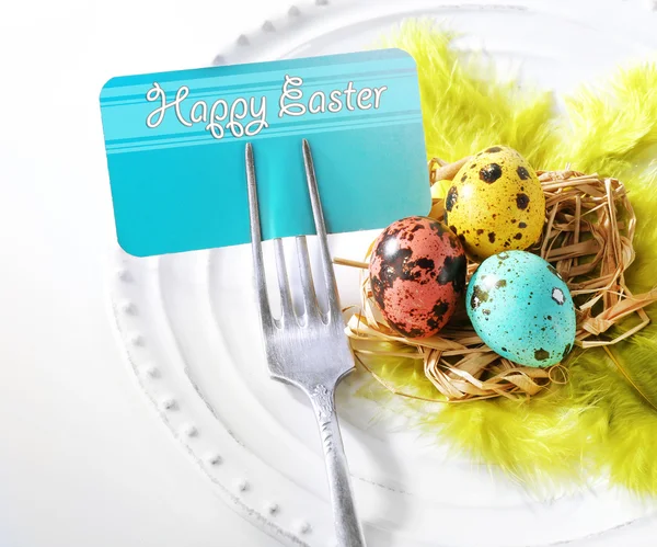 Ajuste de mesa de Pascua con tarjeta vacía y huevos de Pascua, cerca —  Fotos de Stock