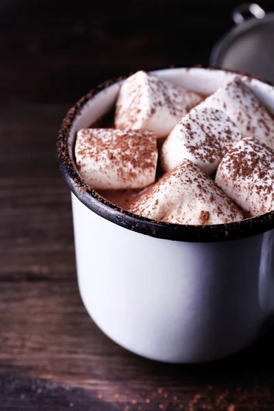 Taza de cacao con malvaviscos sobre fondo de madera — Foto de Stock