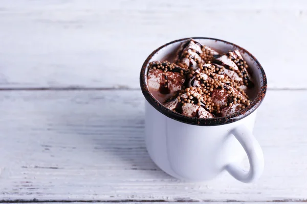 Tasse de cacao avec guimauves sur fond bois — Photo