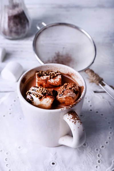 Kopje cacao met marshmallows op houten achtergrond — Stockfoto