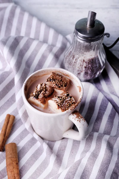 Copa de cacao con malvaviscos en bandeja y servilleta pelada, primer plano — Foto de Stock