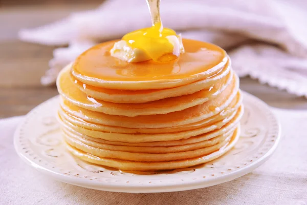 Leckere Pfannkuchen mit Honig auf dem Teller aus nächster Nähe — Stockfoto