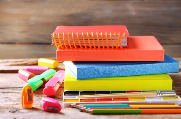 Heldere school briefpapier op oude houten tafel — Stockfoto