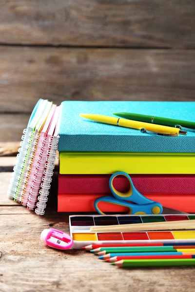 Papelería brillante de la escuela en la vieja mesa de madera —  Fotos de Stock