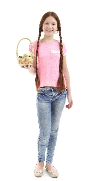 Όμορφο κοριτσάκι που κρατάει το ψάθινο καλάθι με αυγά Πάσχας, απομονωμένα σε λευκό — Φωτογραφία Αρχείου