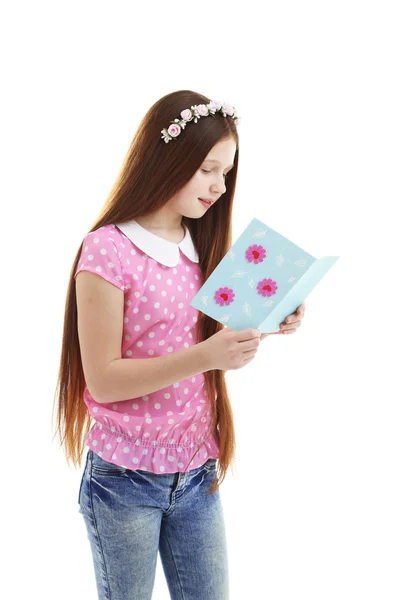 Menina bonita com cartão de saudação, isolado em branco — Fotografia de Stock