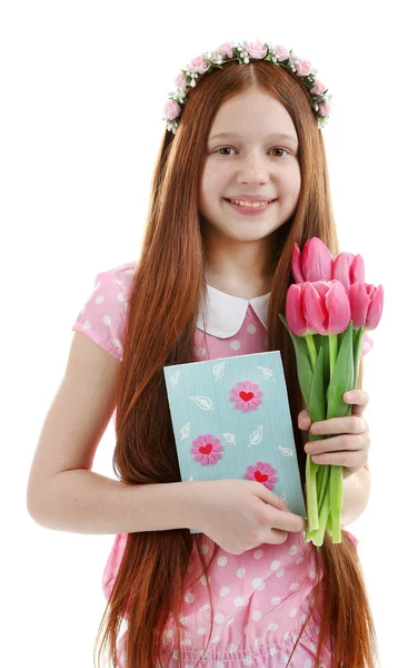 Красивая маленькая девочка с цветами и открыткой, изолированные на белом — стоковое фото