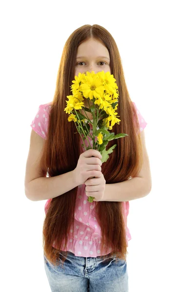 Hermosa niña con flores, aislada en blanco — Foto de Stock