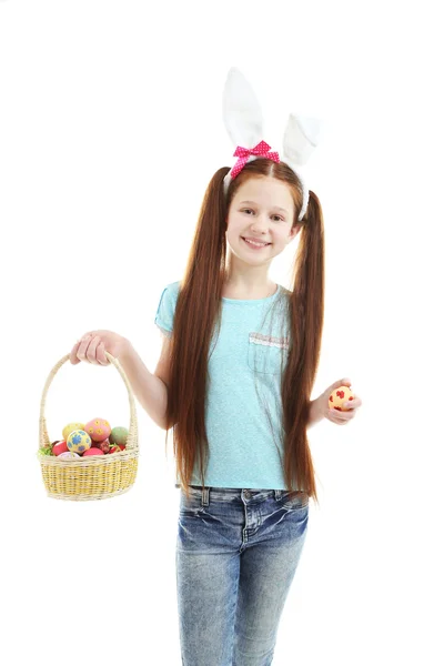 Hermosa niña con orejas de conejo de Pascua y la celebración de canasta de mimbre con huevos de Pascua, aislado en blanco —  Fotos de Stock