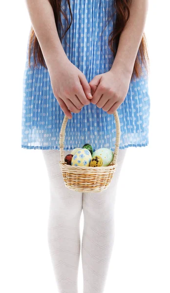 Mooi meisje houden rieten mand met Pasen eieren, close-up, geïsoleerde op wit — Stockfoto