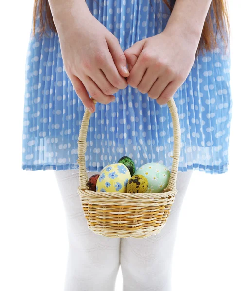 Mooi meisje houden rieten mand met Pasen eieren, close-up, geïsoleerde op wit — Stockfoto