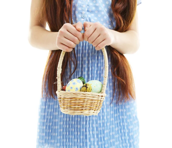 Szép kislány fonott kosár, húsvéti tojás, közelkép, elszigetelt, a fehér — Stock Fotó