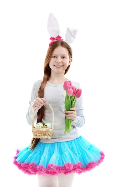 Mooi meisje dragen Easter bunny oren en houden rieten mand met Pasen eieren, geïsoleerd op wit — Stockfoto