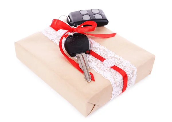 Araba anahtarları mevcut kutusunda beyaz izole kırmızı yay ile — Stok fotoğraf