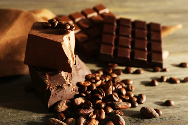 Stillleben mit Schokolade mit Kaffeekörnern, Nahaufnahme — Stockfoto