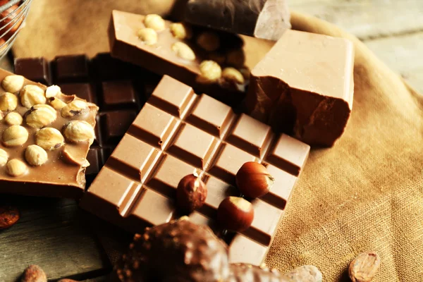 Natureza morta com conjunto de chocolate com nozes em pano de serapilheira, close-up — Fotografia de Stock