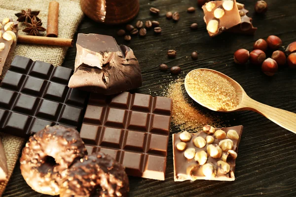 チョコレート、ナッツ類、木製のテーブル、クローズ アップのスパイスのセットのある静物 — ストック写真