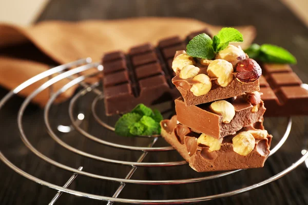 Natürmort çikolata ve fındık ile-metalleri kümesiyle standı, portre