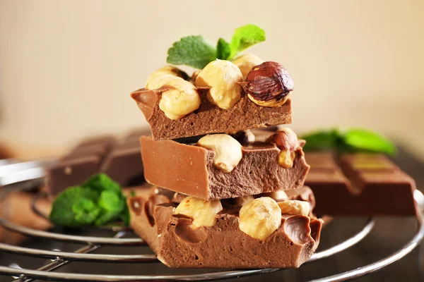 Yığın ışık arka plan üzerinde Fındıklı çikolata