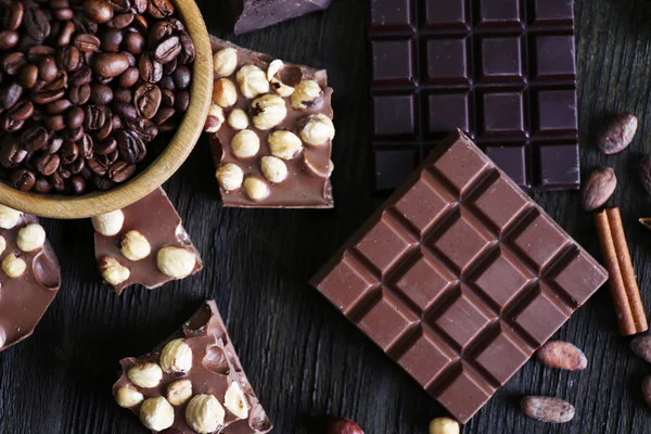 Set di cioccolato con noci sul tavolo in legno, vista dall'alto — Foto Stock