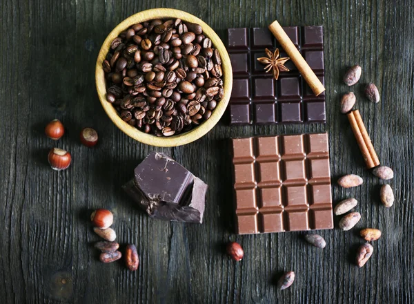 Natürmort kümesiyle ahşap masa, üstten görünüm üzerinde çikolata, baharat ve kahve tanelerinin — Stok fotoğraf