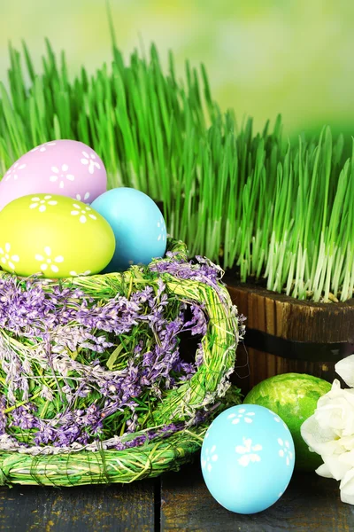 Easter eggs in basket and green grass close-up — Stock Photo, Image