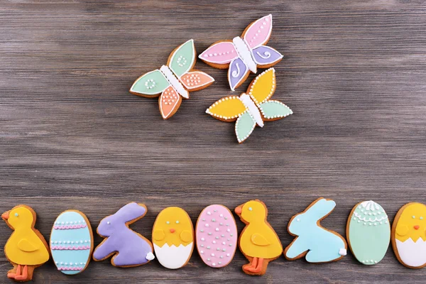 Ahşap arka plan lezzetli Paskalya kurabiyeleri — Stok fotoğraf
