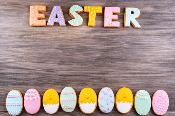 Läckra påsk cookies på trä bakgrund — Stockfoto