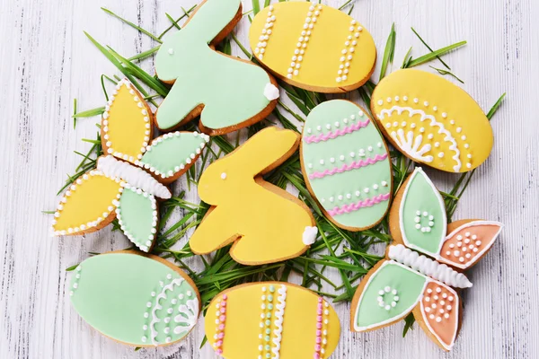 Delicious Easter cookies on wooden background — Stock Photo, Image