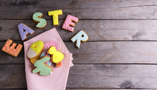 Heerlijke Pasen cookies op tabel close-up — Stockfoto