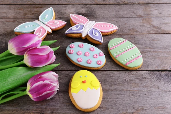 Délicieux biscuits de Pâques sur la table close-up — Photo