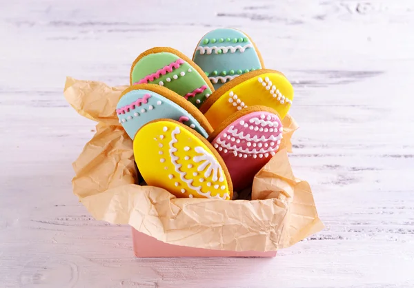 Vynikající velikonoční soubory cookie v tabulce detail — Stock fotografie