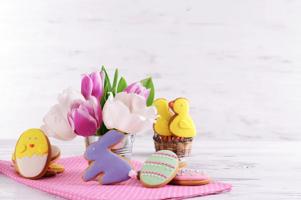 Вкусные пасхальные печенья на столе на светлом фоне — стоковое фото