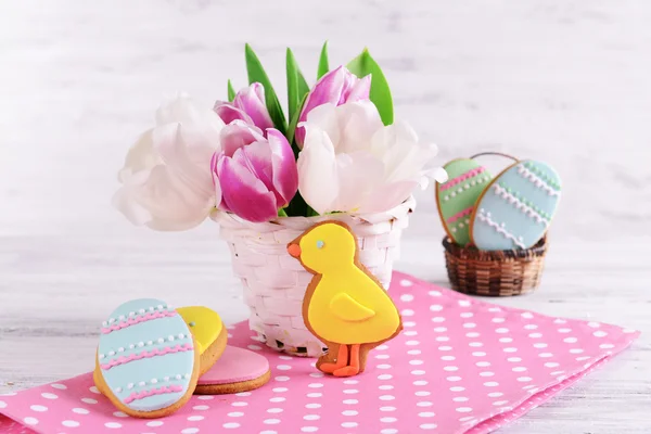 Läckra påsk cookies på tabellen på ljus bakgrund — Stockfoto