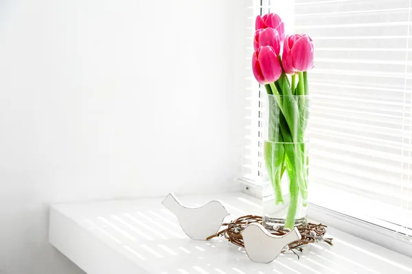 Rosa hermosos tulipanes en el alféizar de la ventana con luz solar — Foto de Stock