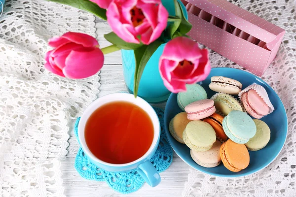 Composition of spring flowers, tea and cookies on table close-up — Stock Photo, Image