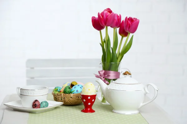 Configuração da mesa de Páscoa, no fundo claro — Fotografia de Stock