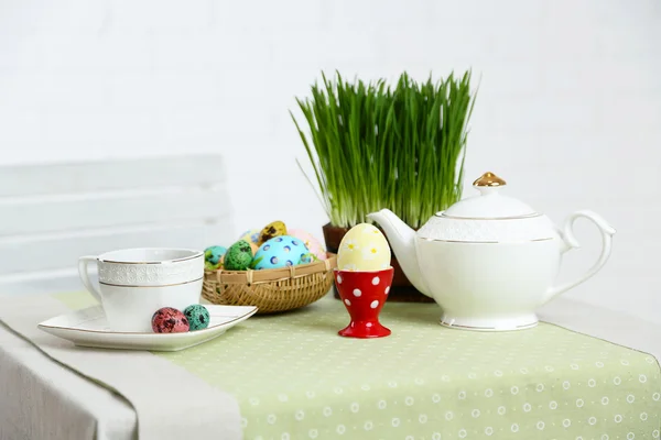 Ustawienie stołu Wielkanoc, na jasnym tle — Zdjęcie stockowe